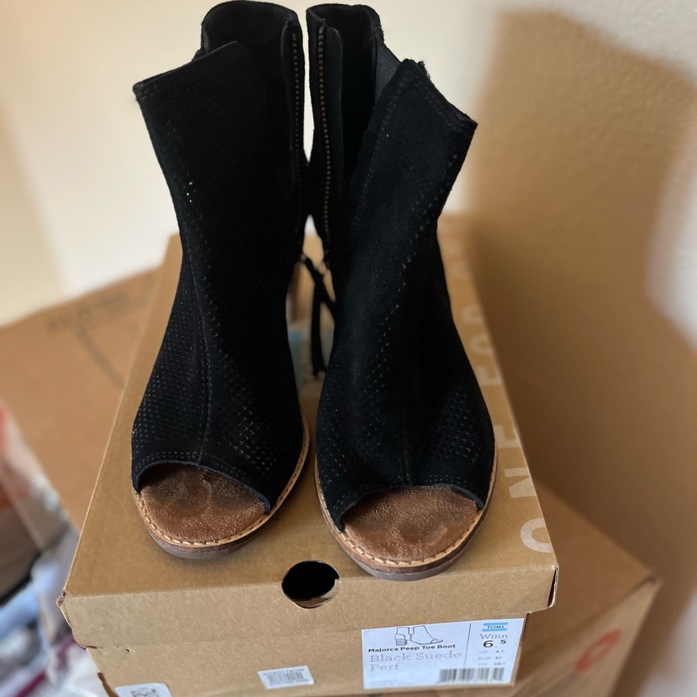 Tom’s wedge sandals